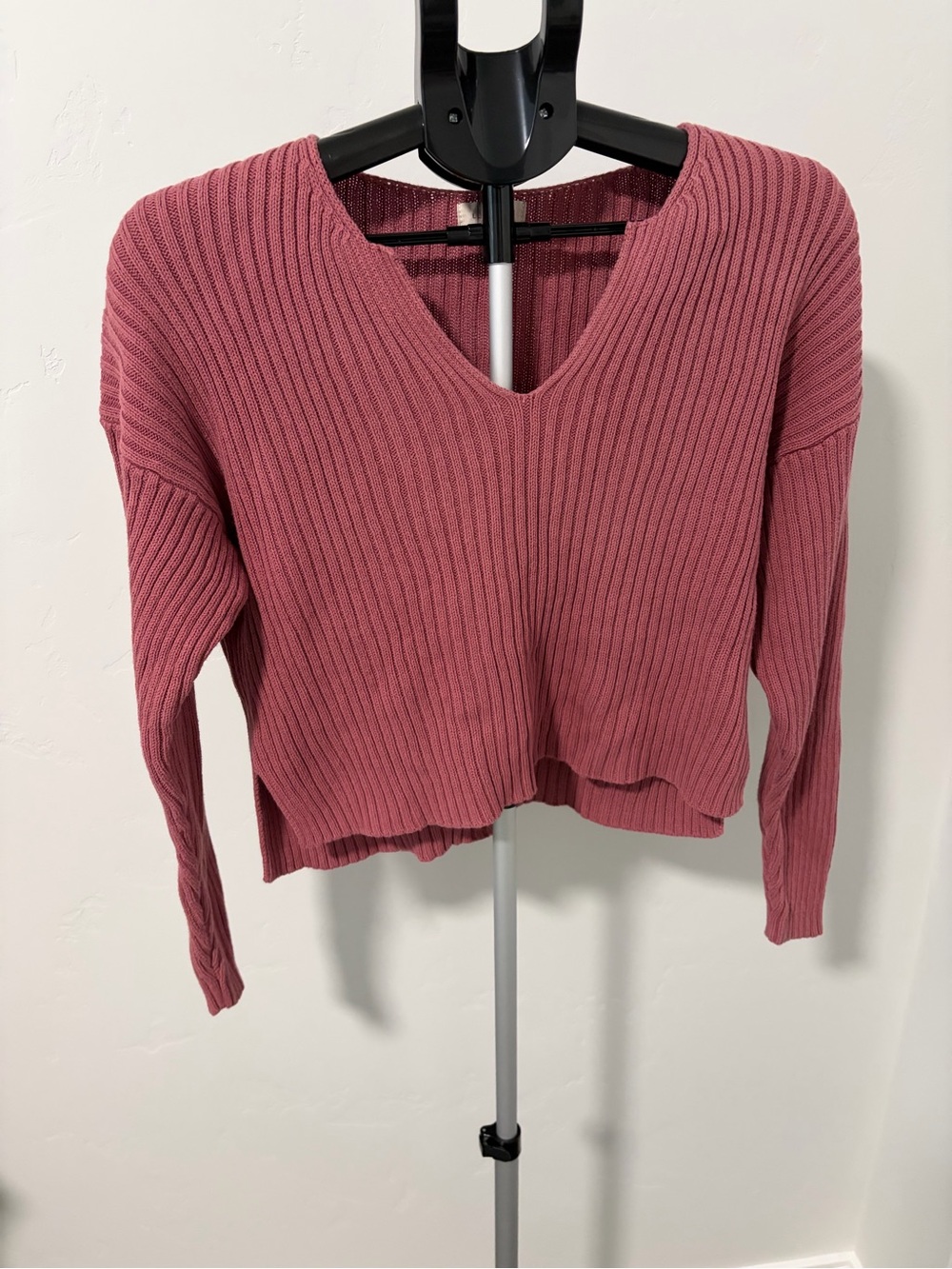 La Hearts Ribbed V-Neck Sweater in Rose